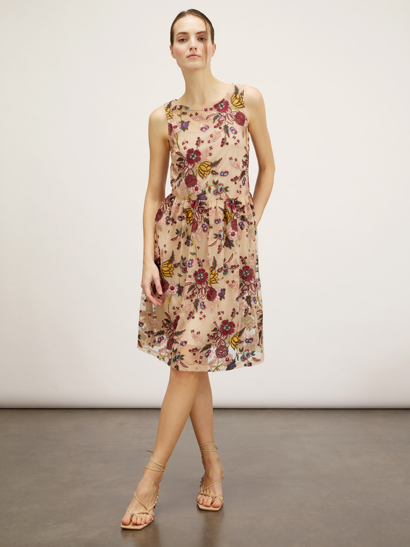 Vestido corto de tul bordado image number 0