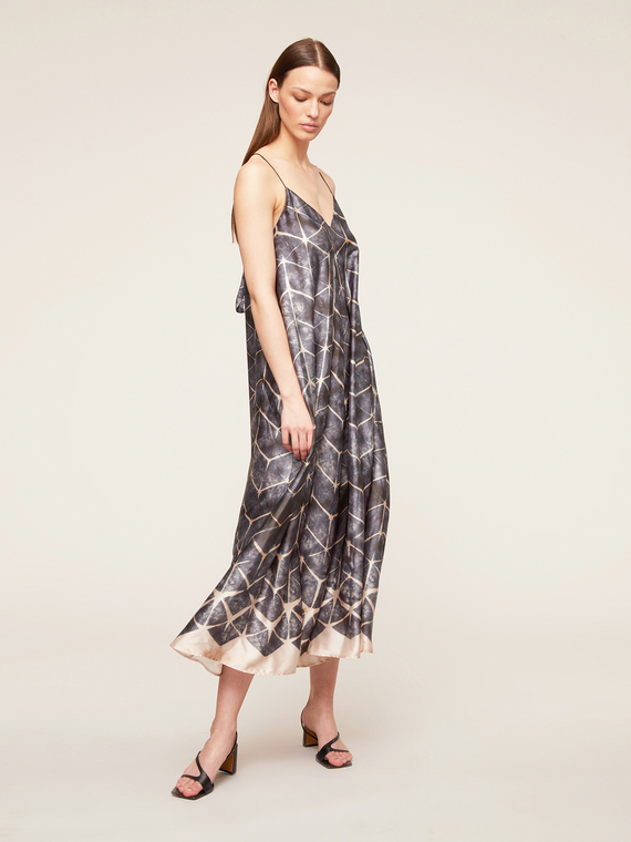Oversize-Kleid aus Satin mit abstraktem Muster