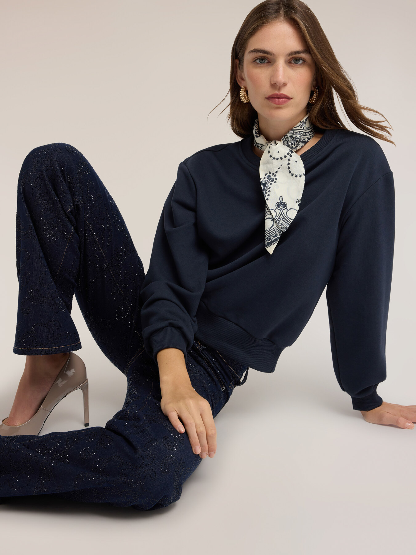 Closed sweatshirt with neck scarf image number 3