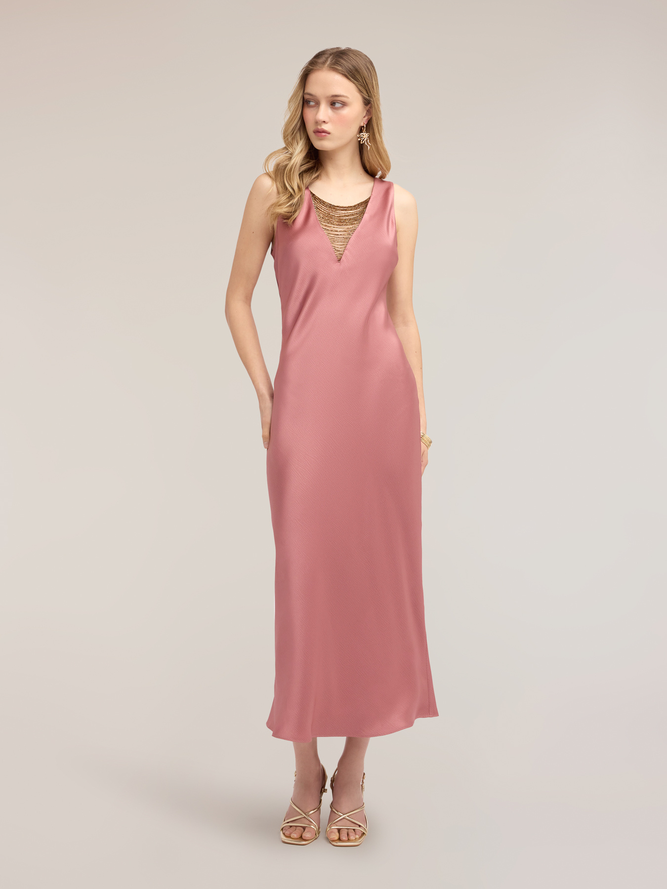 Langes Kleid aus Satin mit Kettendetail image number 2