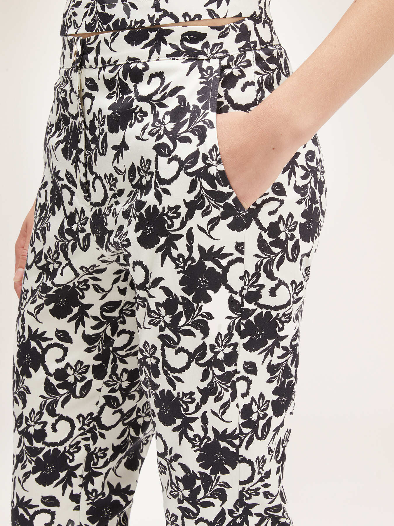 Regular floral pattern trousers image number 2