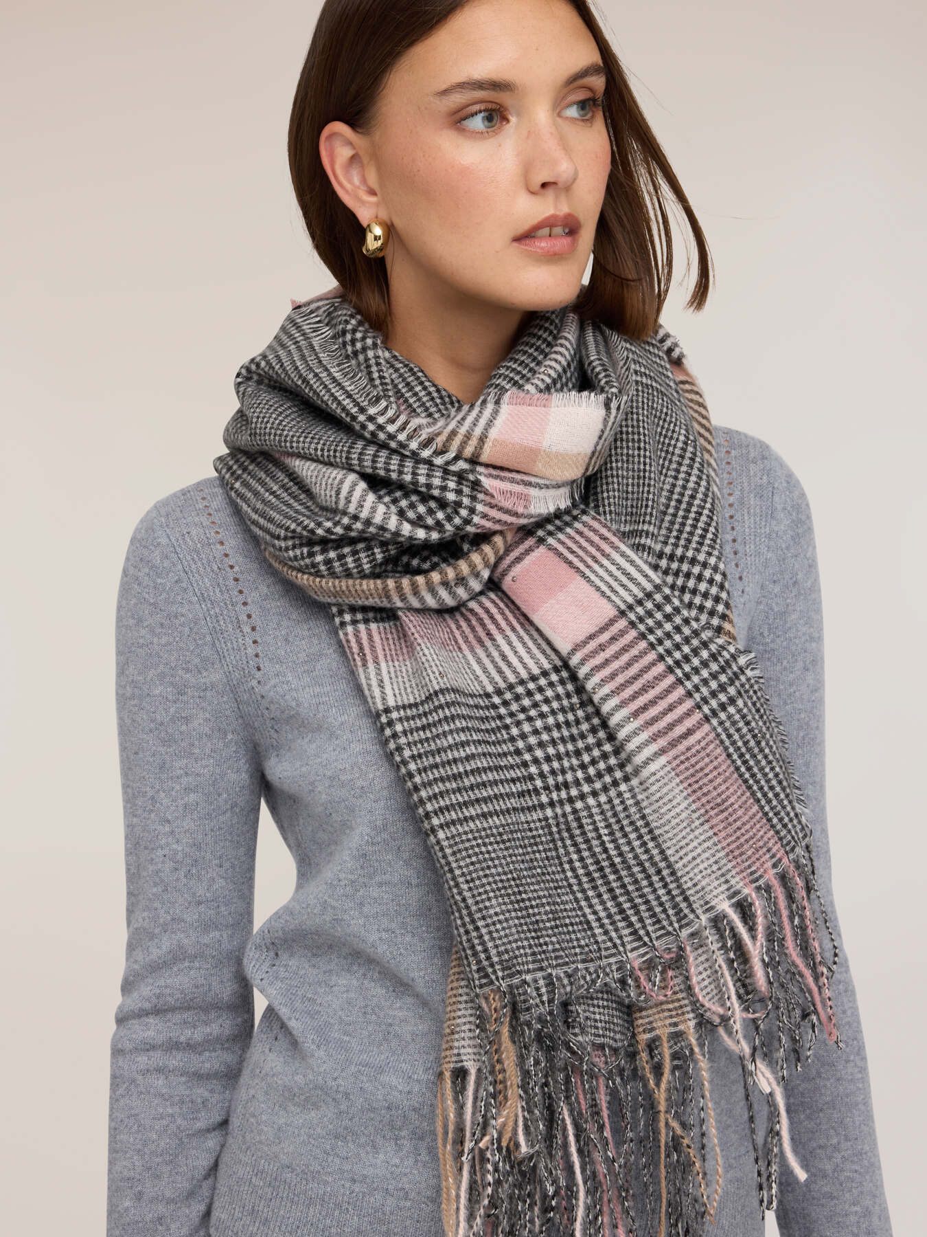Checked scarf with fringing image number 0