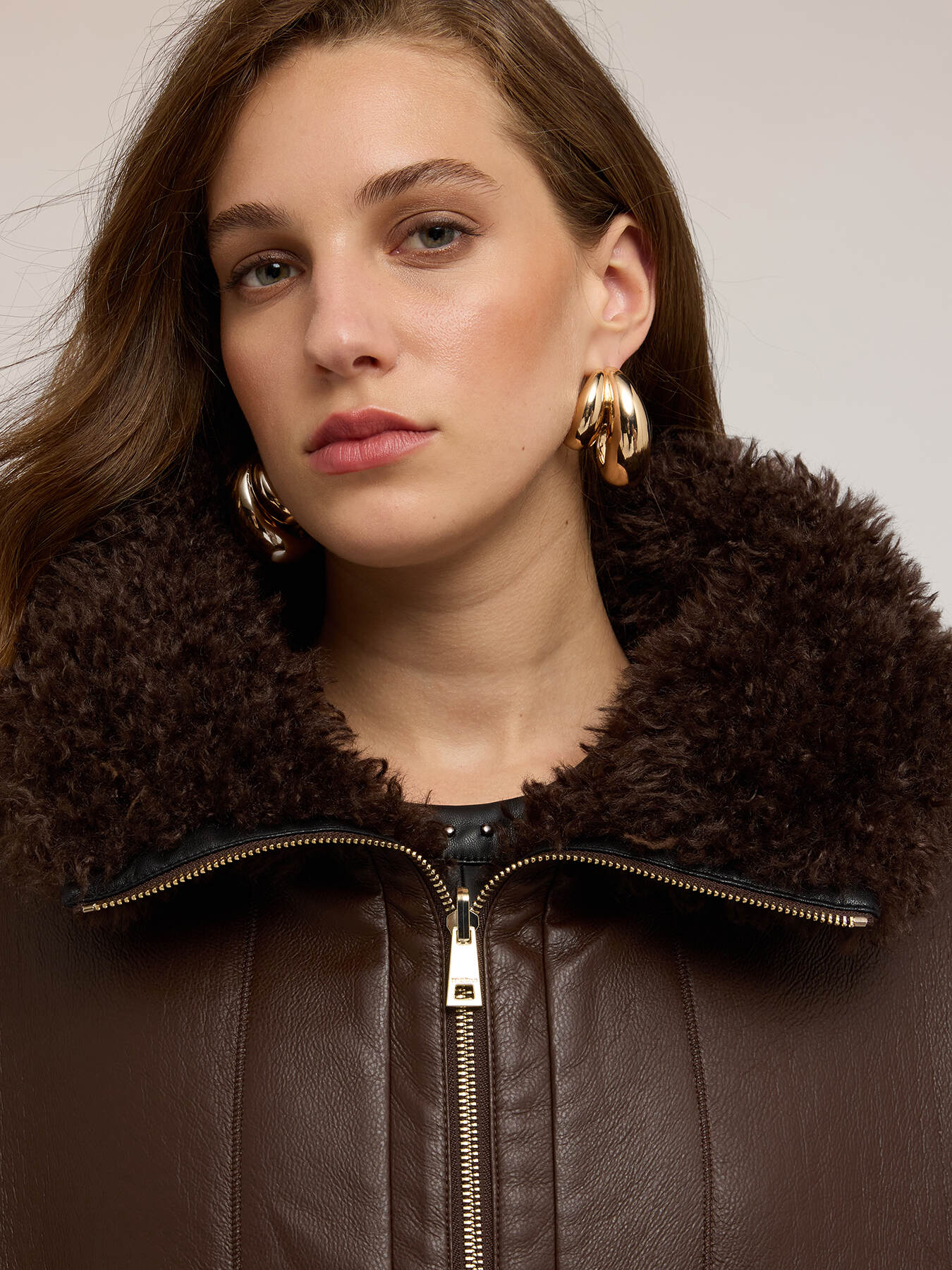 Oversized shearling coat with zip and pockets image number 3