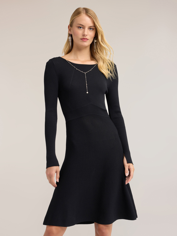 Rochie evazată din tricotaj nervurat cu lănțișor