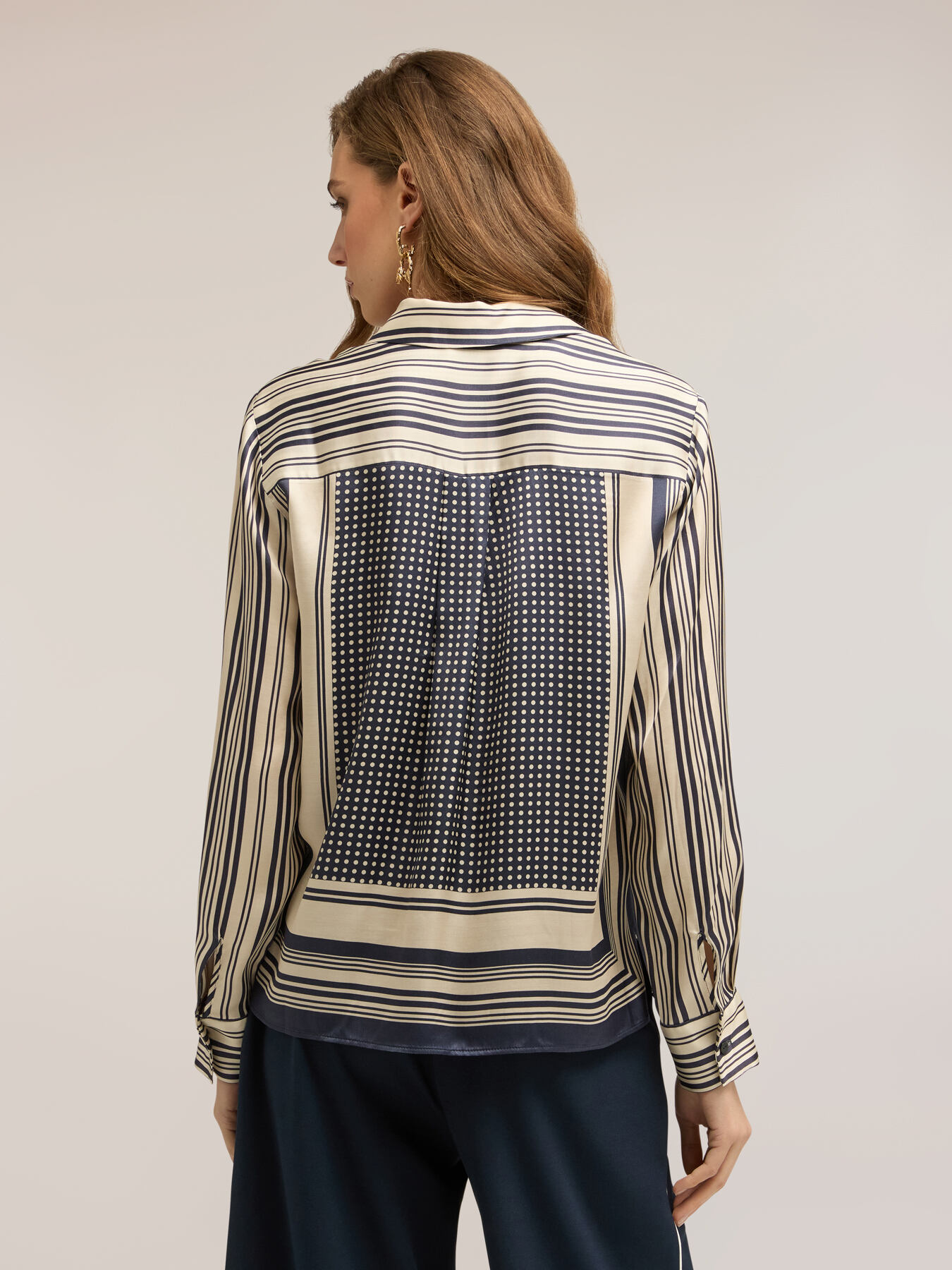 Chemise en satin imprim&eacute; foulard image number 1