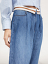 Jeans mit Abnähern und Gürtel-Motiv image number 2