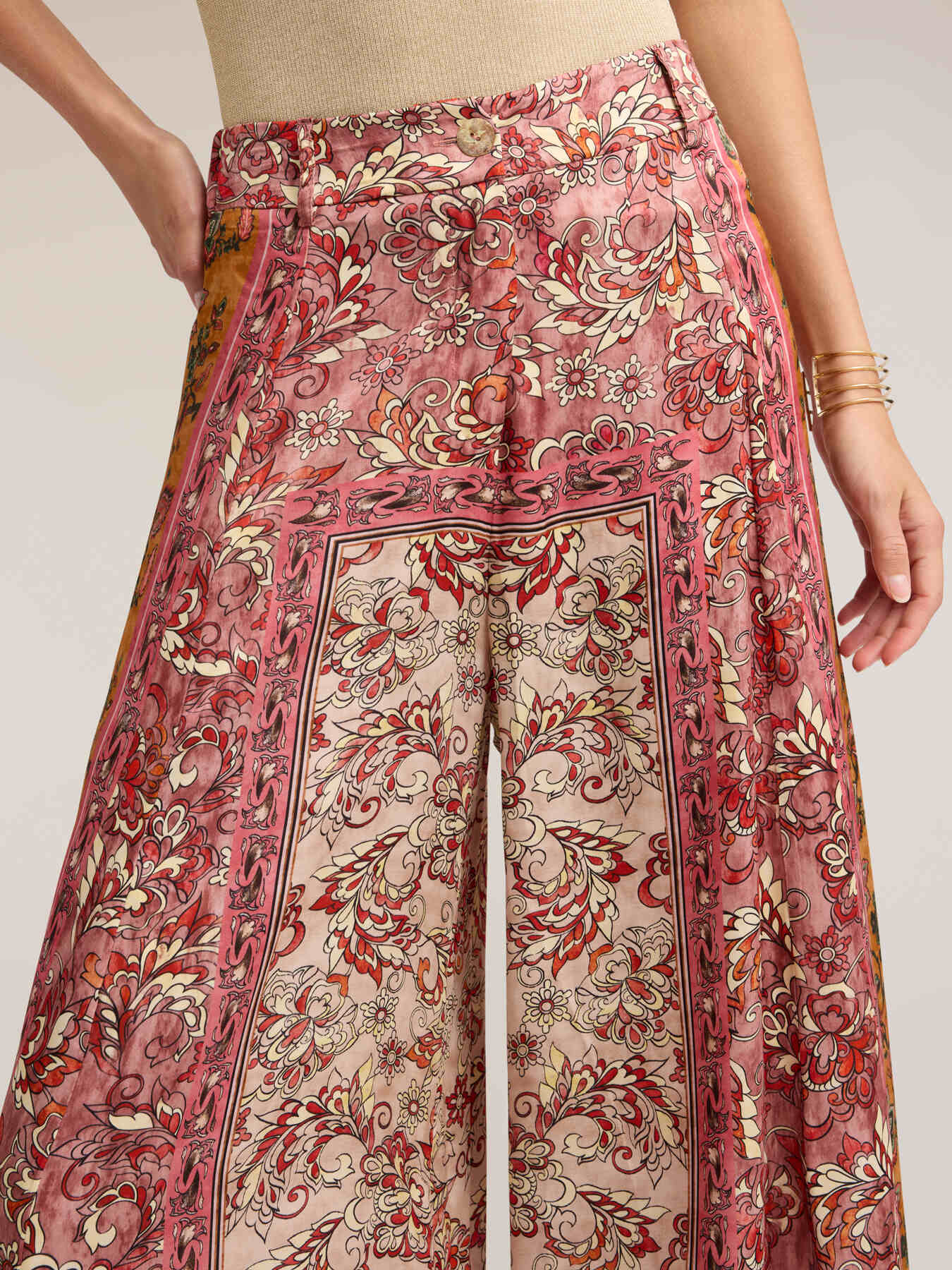 Palazzo pants in printed satin image number 3