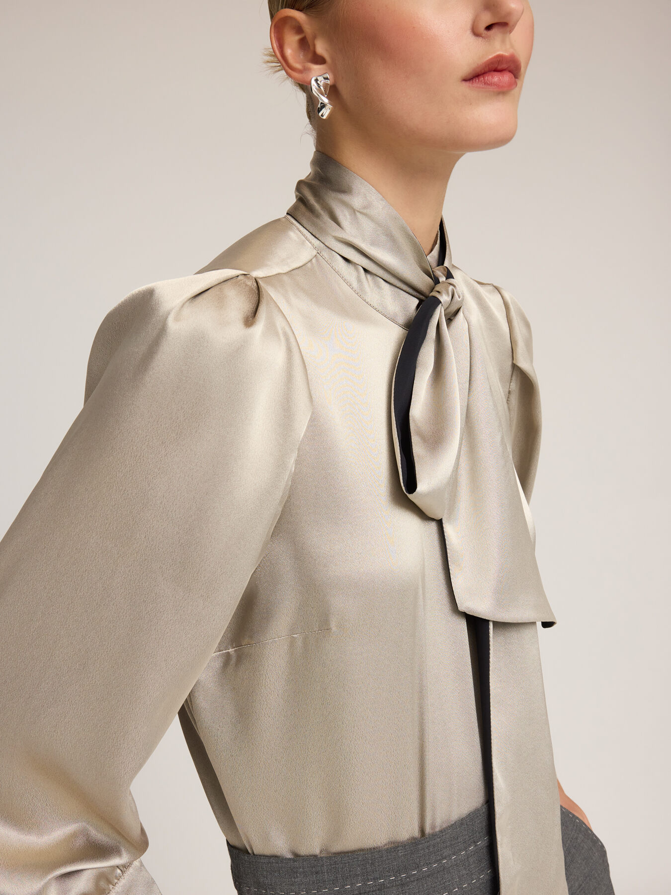 Blusa a body in raso con fiocco al collo image number 2