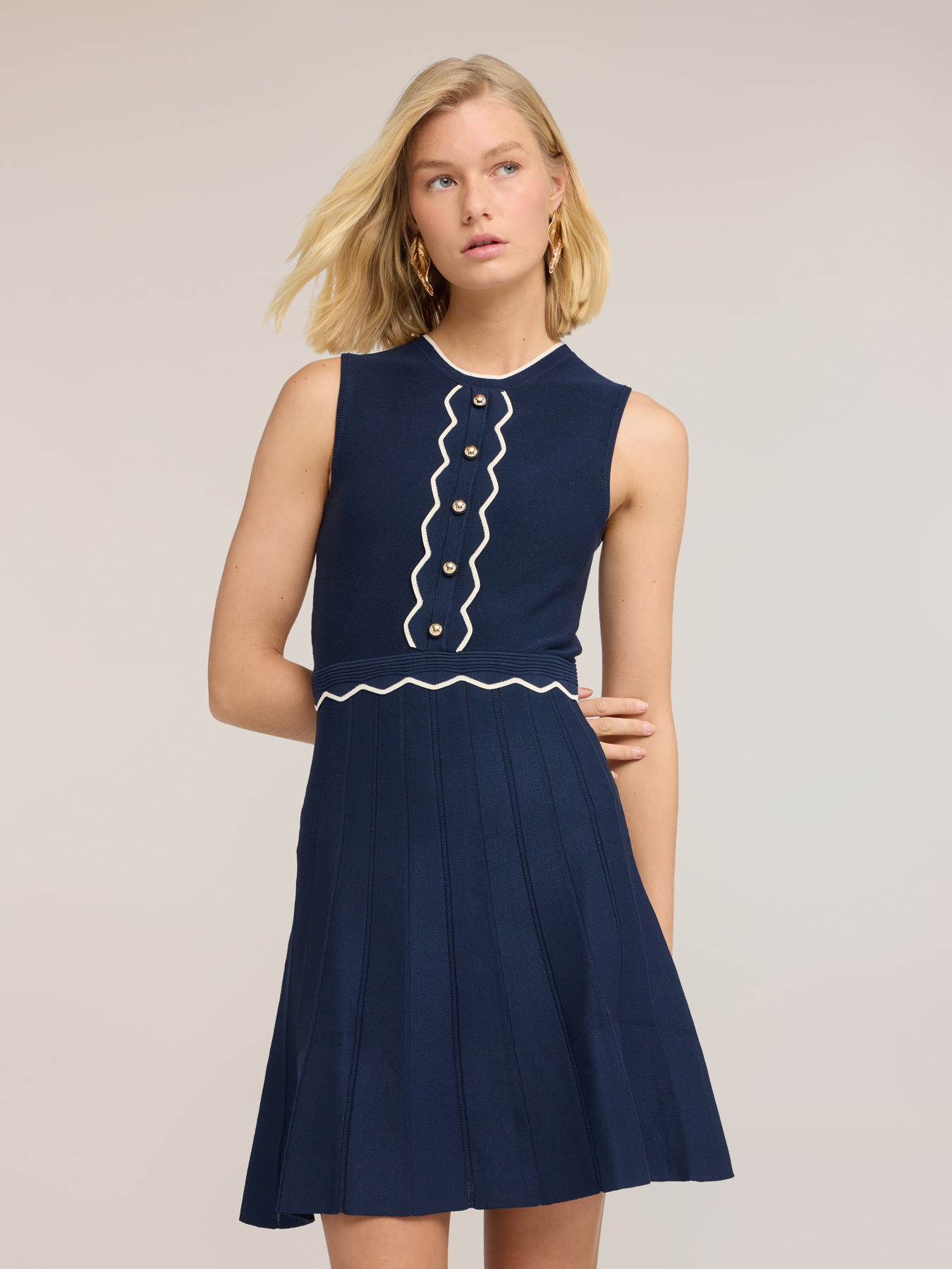 Flare dress in fine pleated knit image number 2