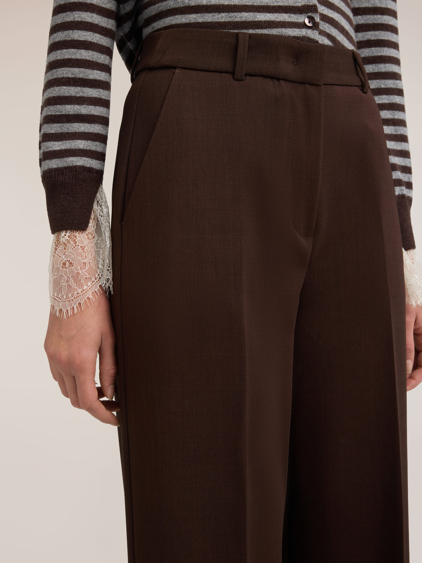 High-waisted palazzo pants with pleat image number 3