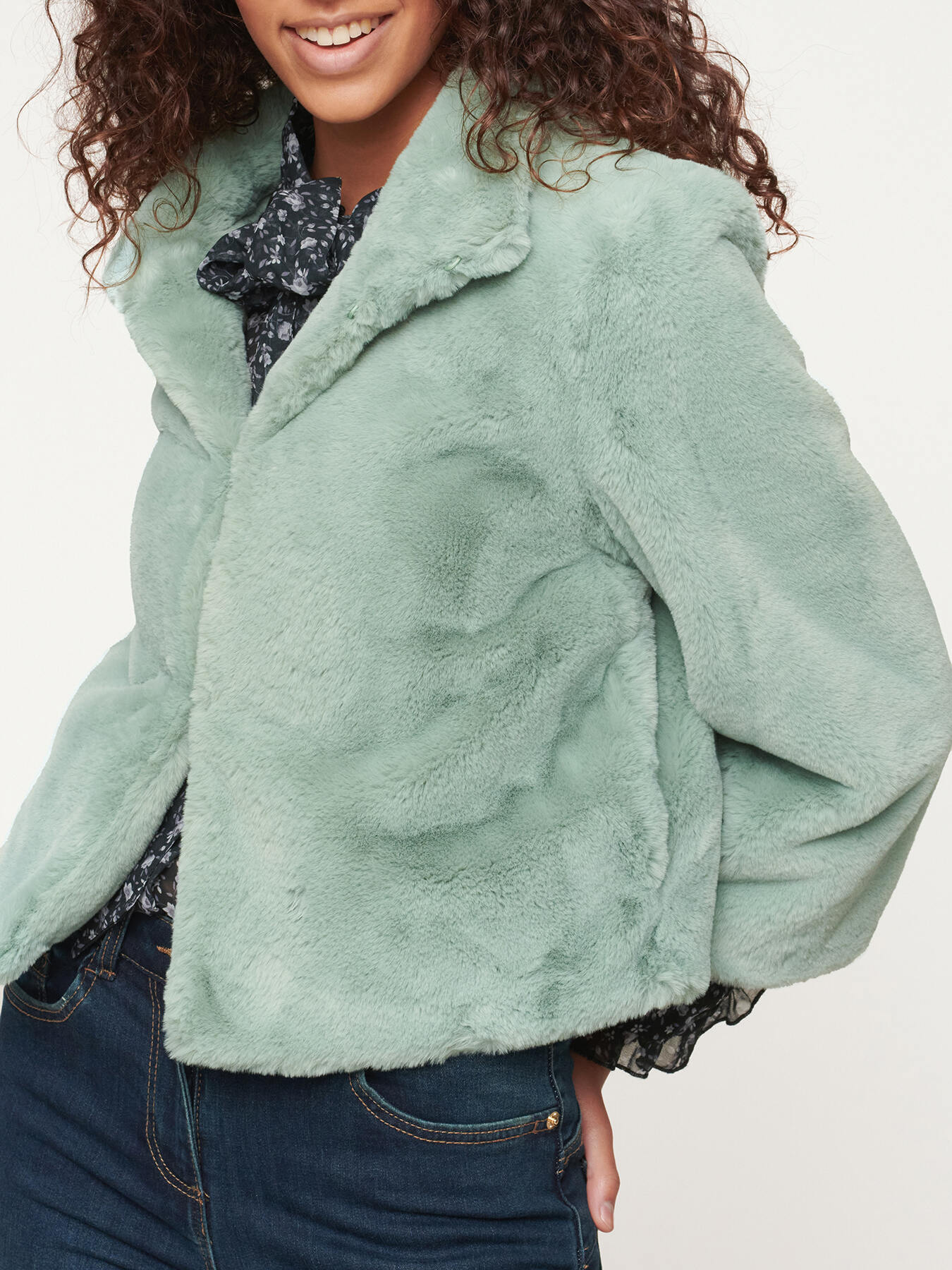 Abrigo corto de pelo sint&eacute;tico image number 0