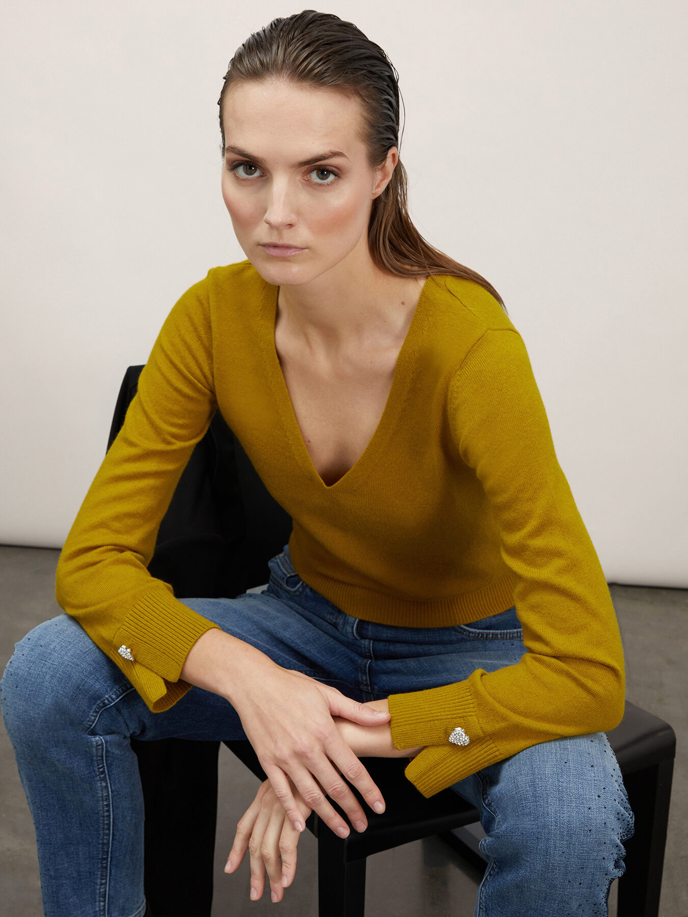 Pull avec bouton bijou sur les poignets image number 2