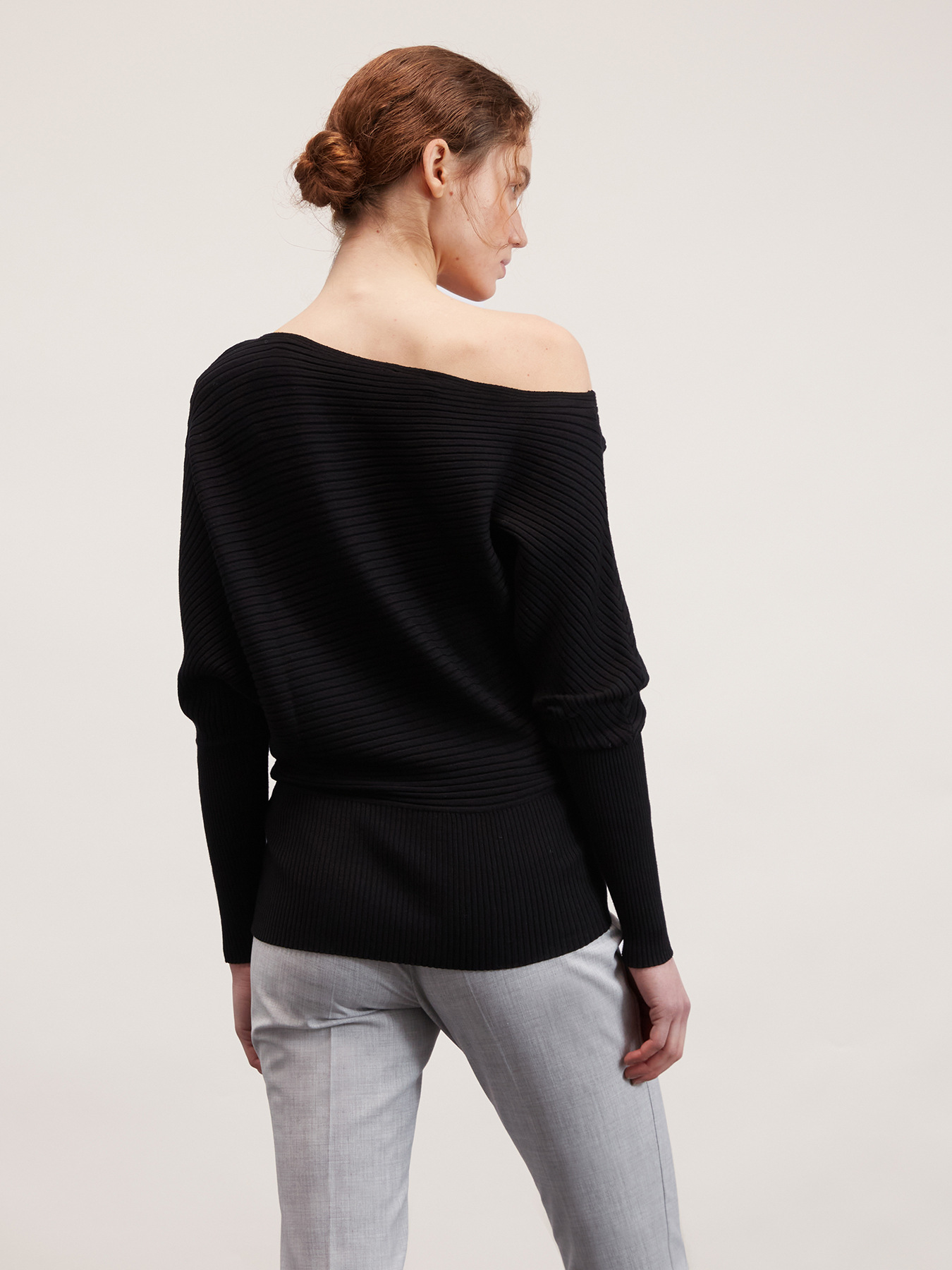 Asymmetrischer Pullover in Flachrippstrick image number 1