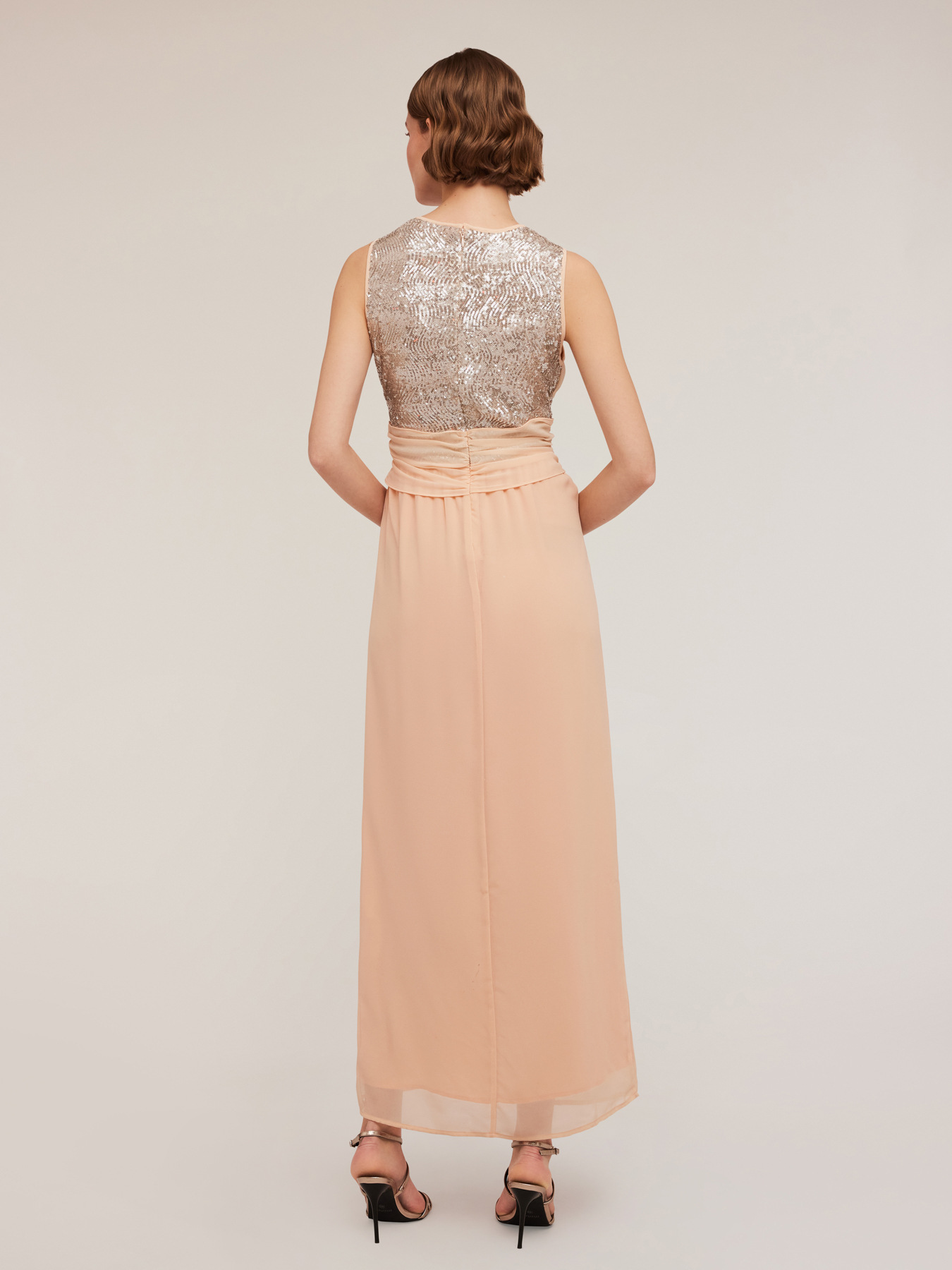 Robe longue p&eacute;plum avec corsage enti&egrave;rement brod&eacute; de paillettes image number 1