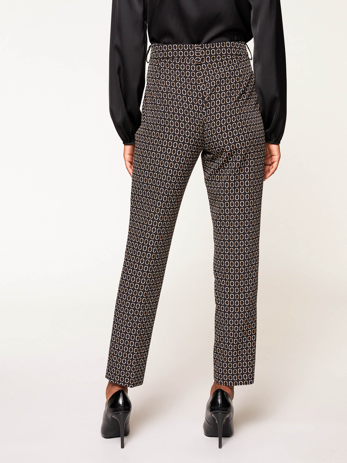 Regular chain pattern trousers image number 1