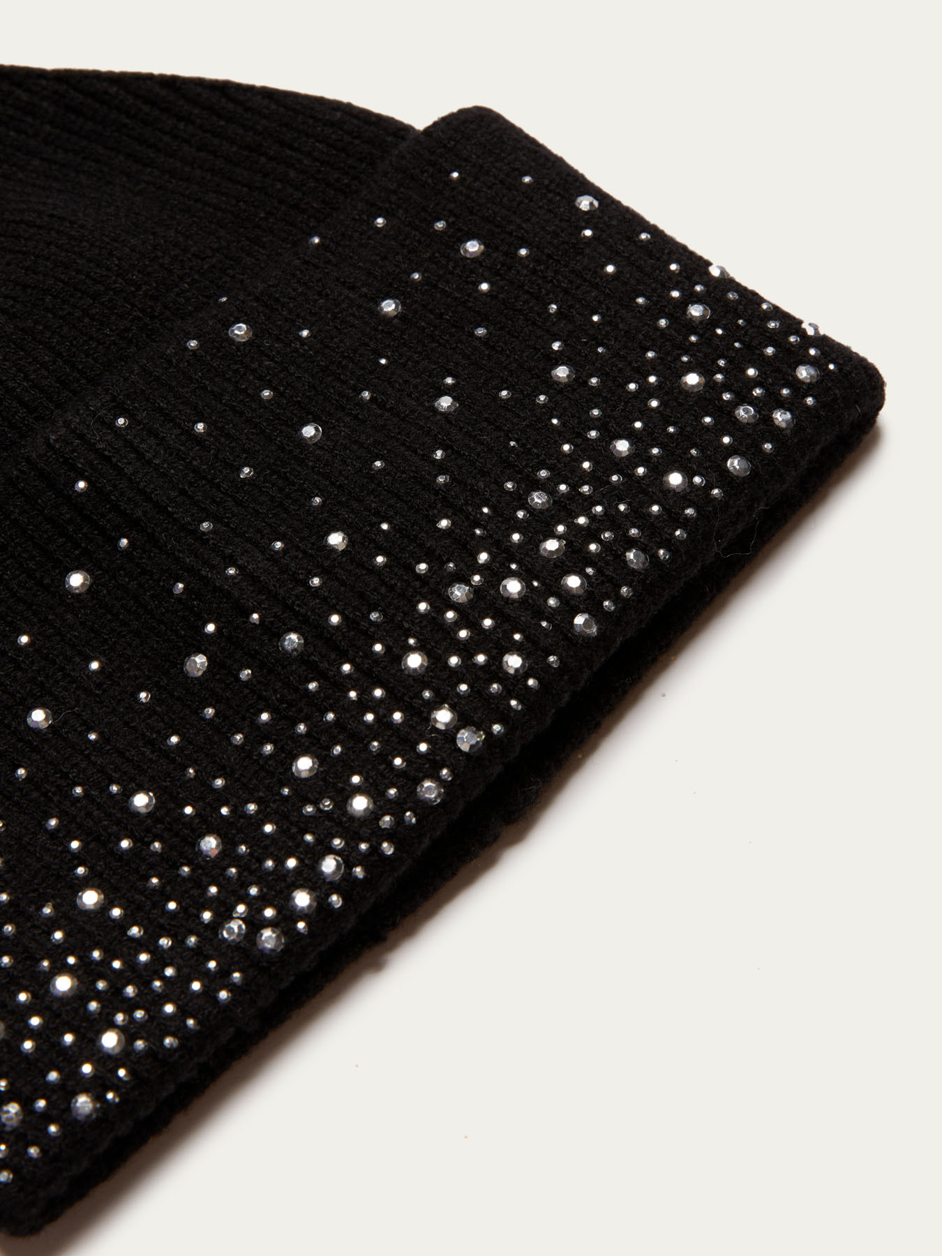 Bonnet en maille avec clous image number 1