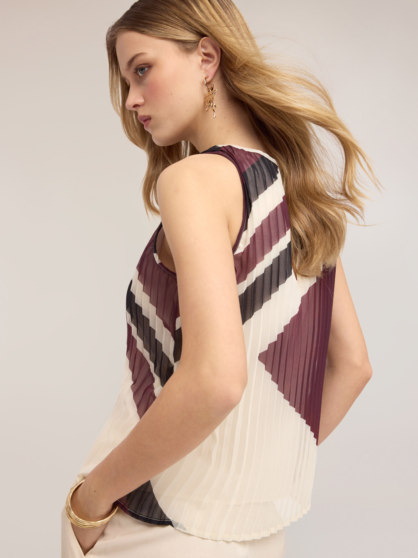 Top plisado en georgette con estampado image number 3