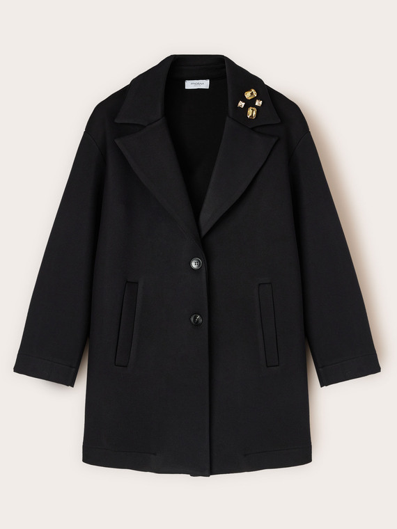 Cappotto in scuba con spilla gioiello