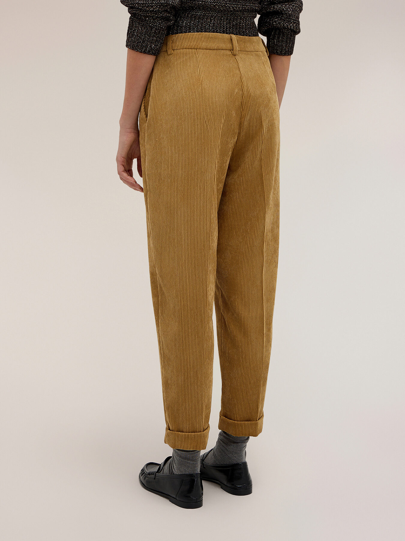 Pantalon &agrave; revers en velours c&ocirc;tel&eacute; image number 2