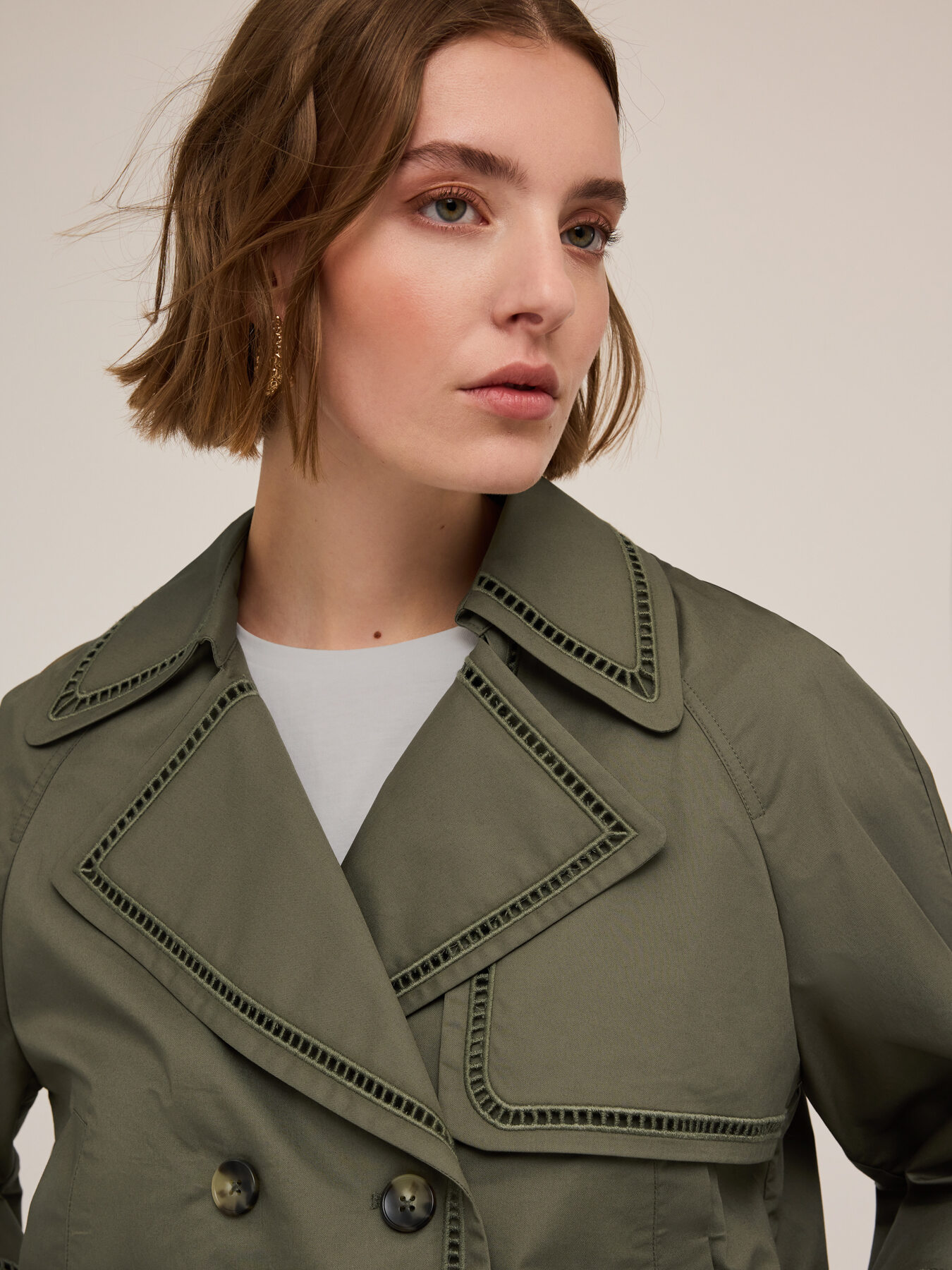 Trench corto con dettaglio ajour&eacute; image number 2