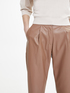 Pantalones corte zanahoria efecto piel image number 1