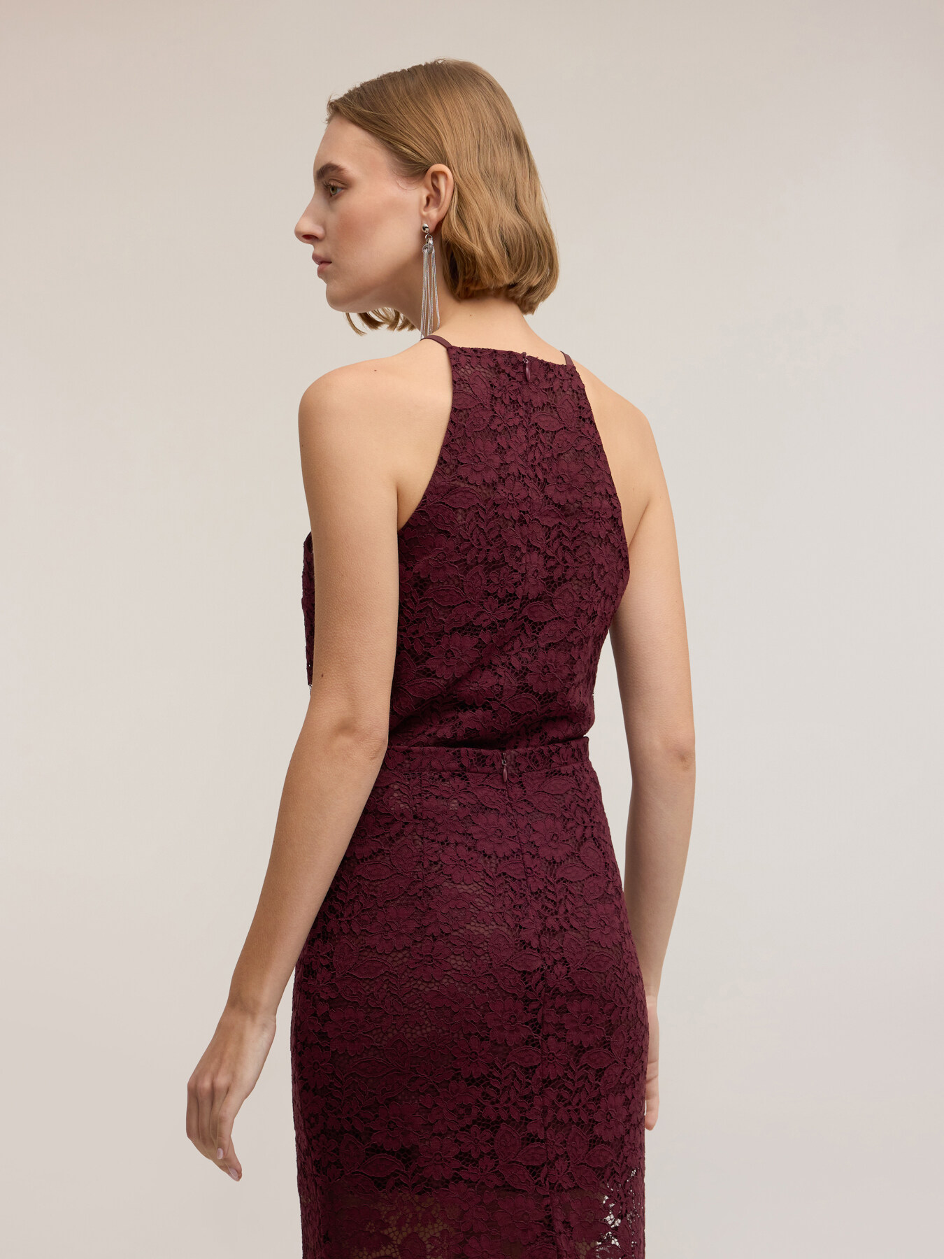Top de encaje con escote halter image number 1