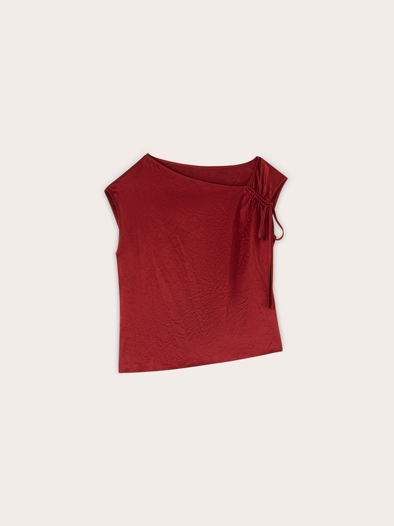 Top en satin avec encolure asym&eacute;trique drap&eacute;e