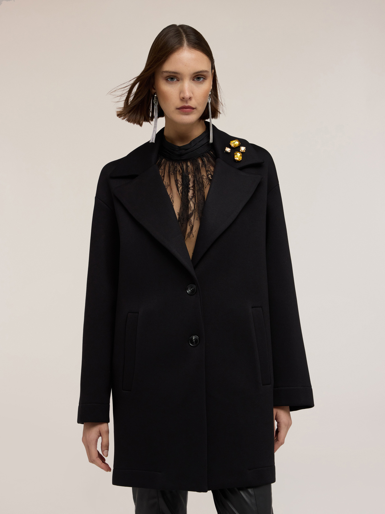 Cappotto in scuba con spilla gioiello image number 2