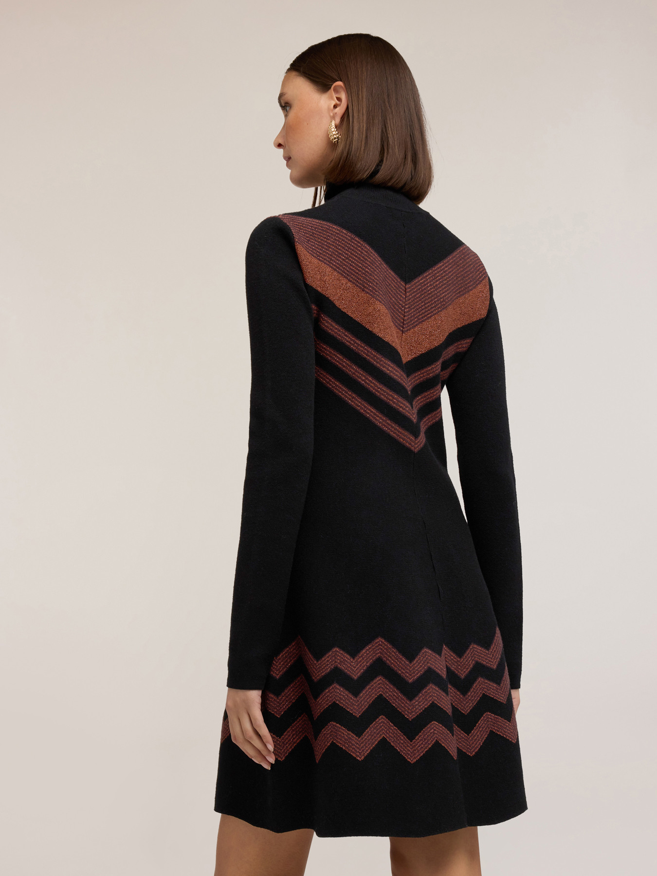 Robe courte en maille avec motif chevron image number 1