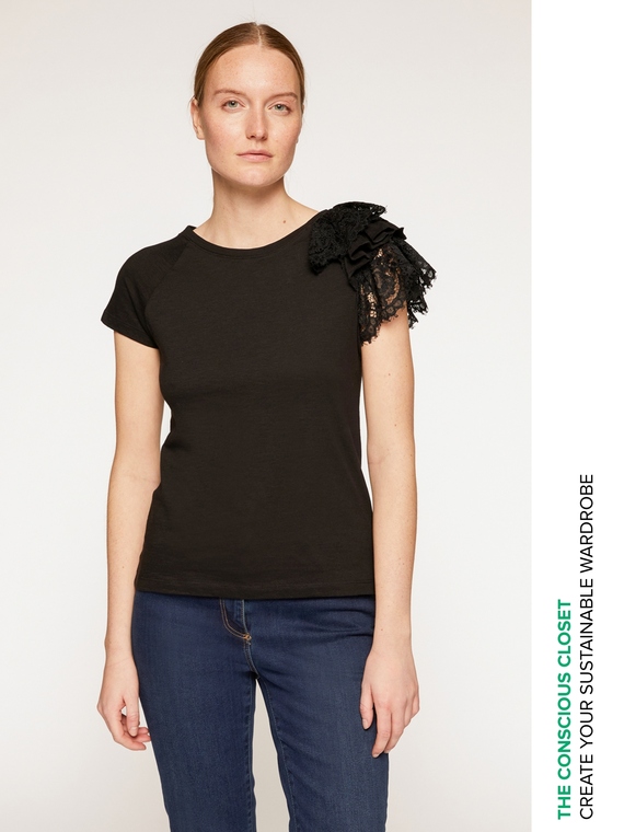 Short-sleeved T-shirt with lace flounce