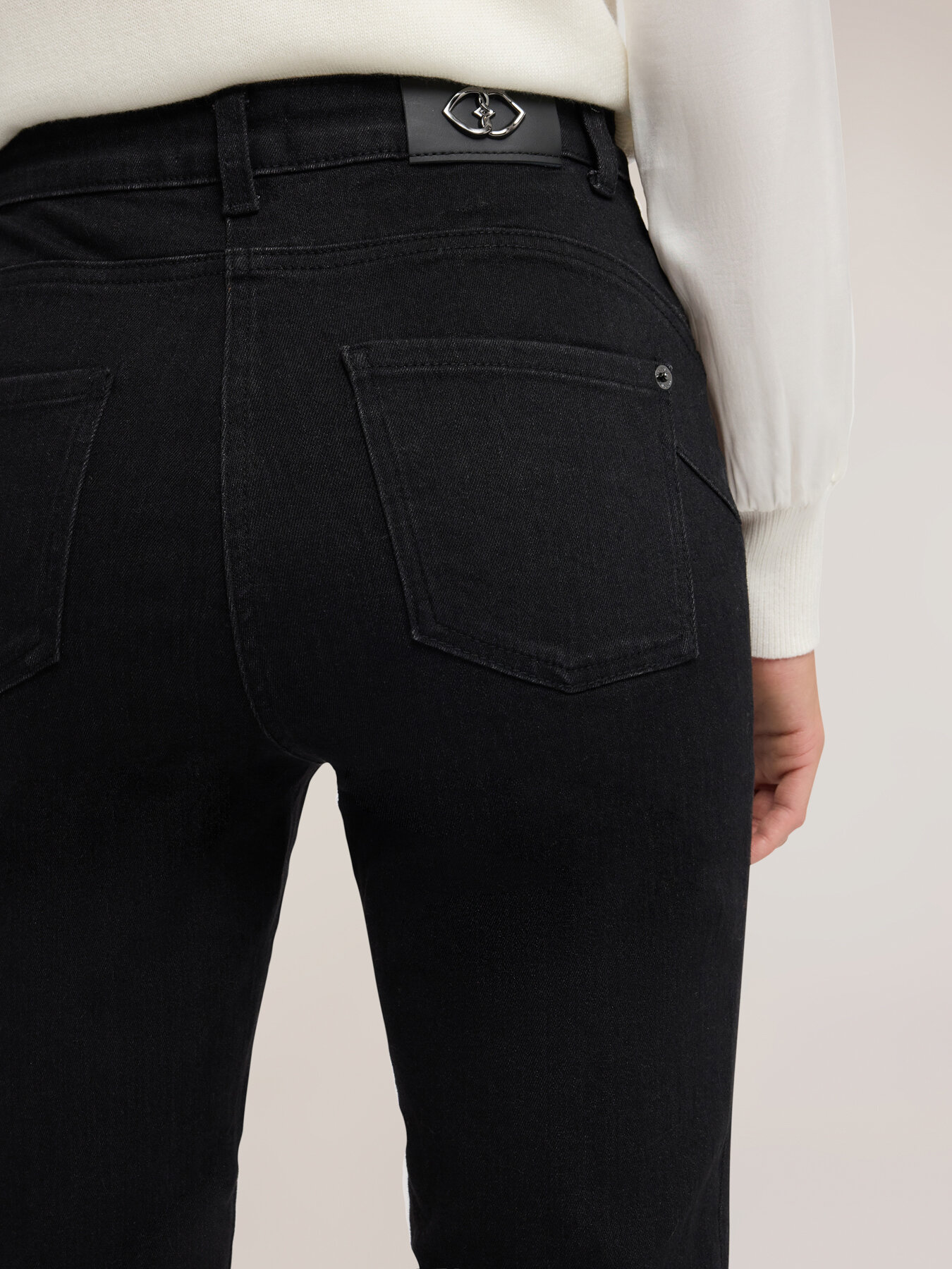 High-waisted skinny jeans black wash image number 3