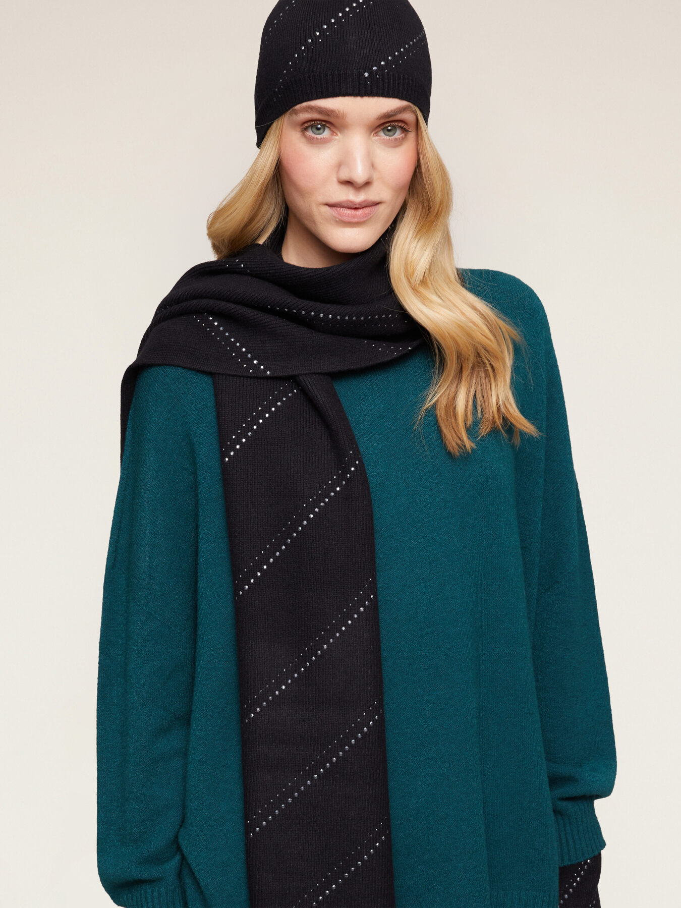 &Eacute;charpe avec micro-strass et cabochons image number 2