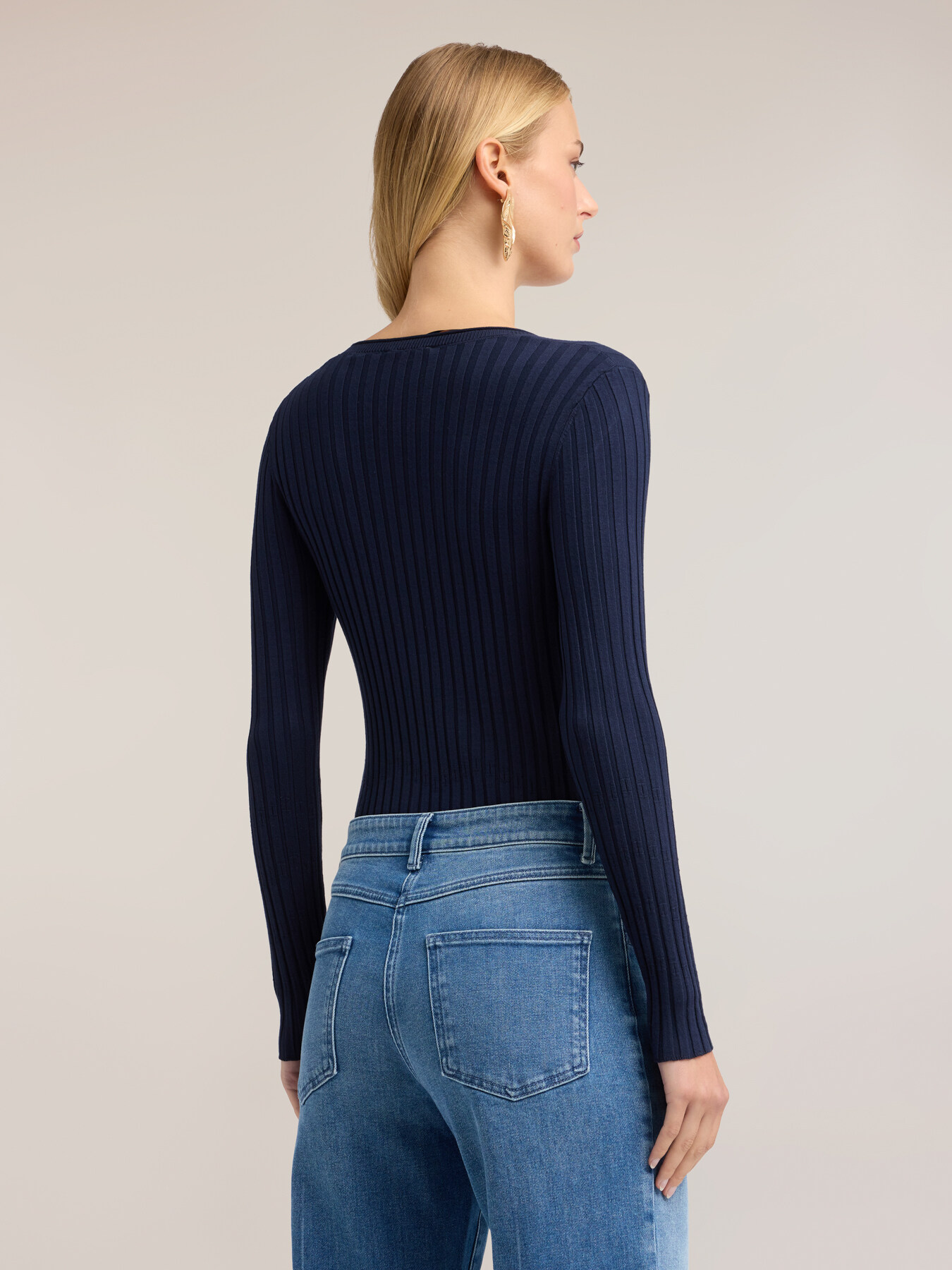 Flat rib knit sweater with V-neck image number 1