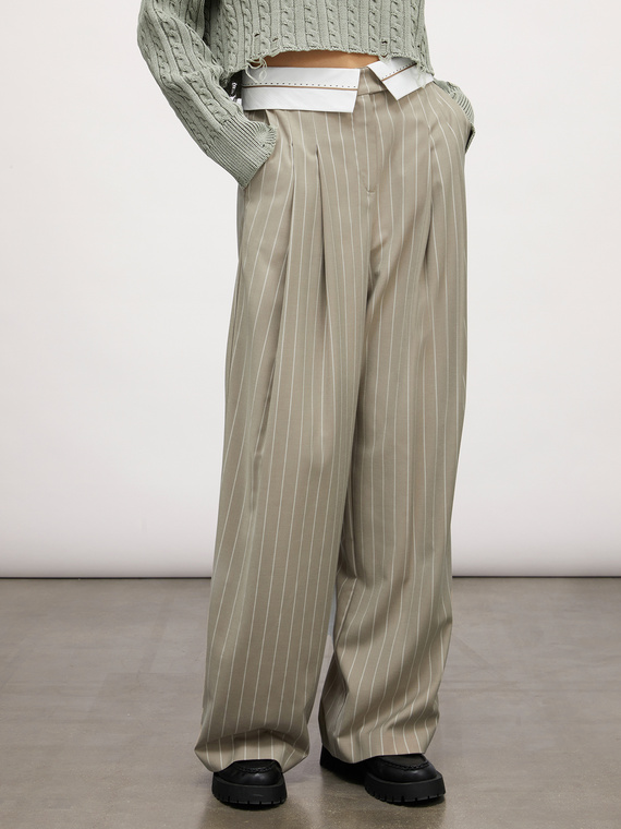 Pantalon large à fines rayures avec détail de ceinture