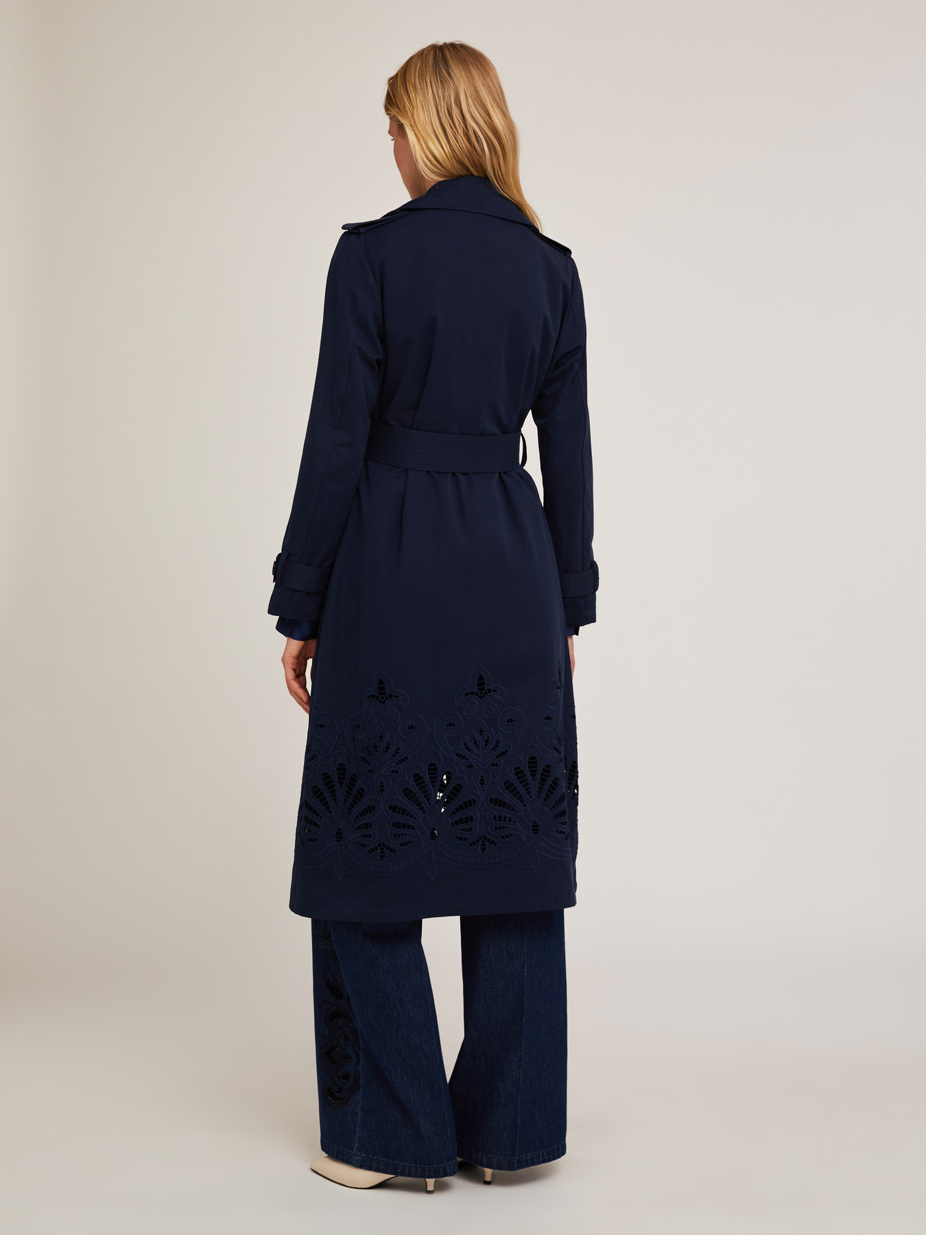 Trench &agrave; double boutonnage en tissu technique avec une broderie image number 1