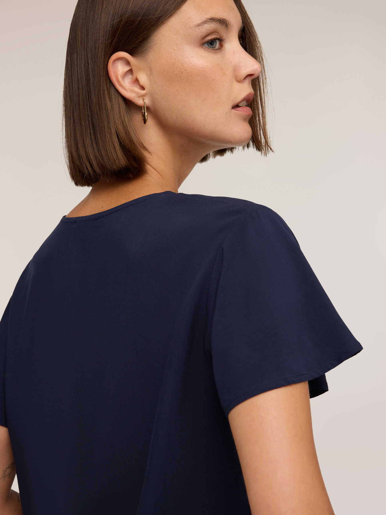 Blusa con escote en V y mangas de vuelo image number 3