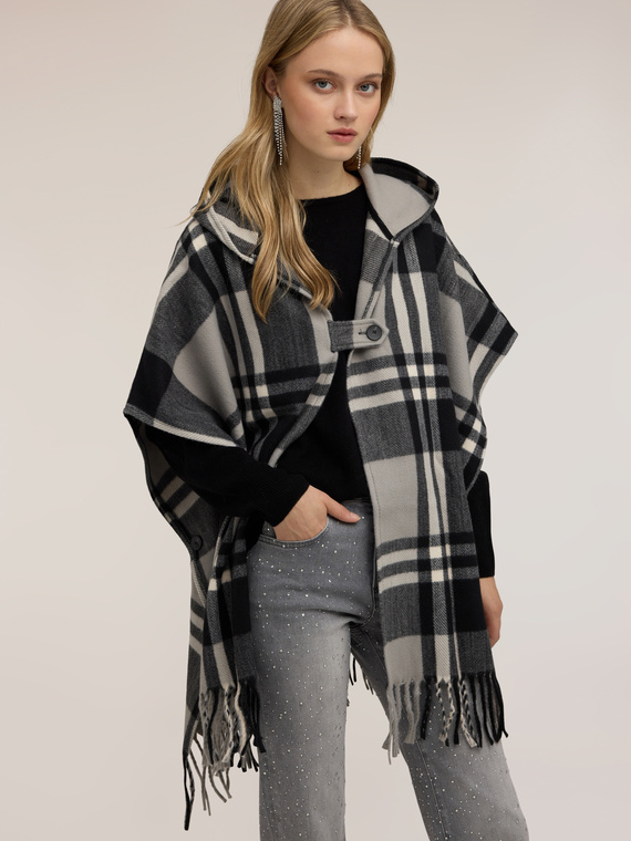 Poncho &agrave; carreaux avec franges et col ch&acirc;le
