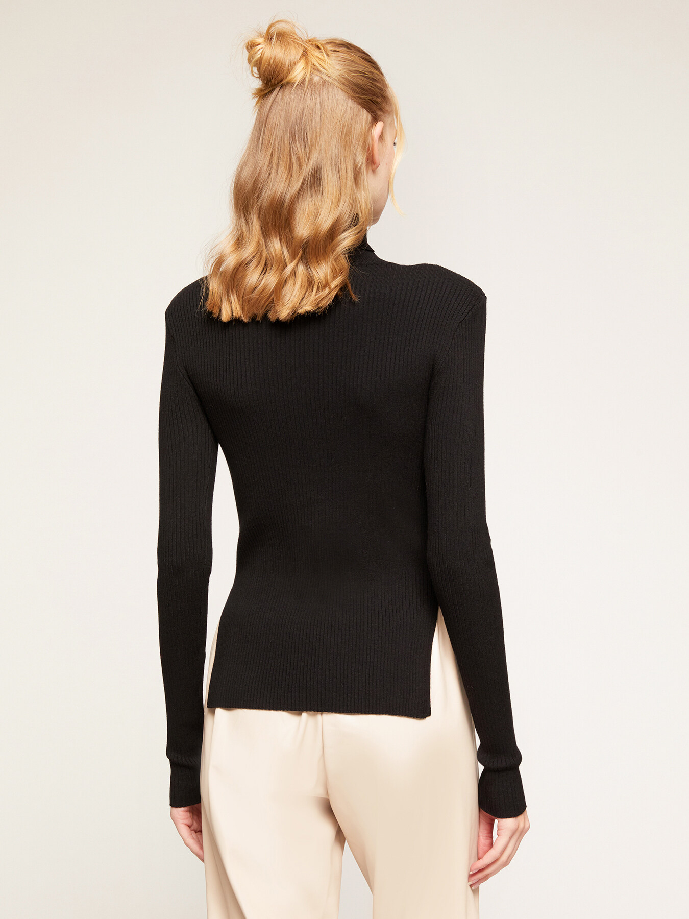 Dolcevita in maglia a coste con borchie image number 1