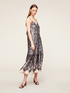 Oversize-Kleid aus Satin mit abstraktem Muster image number 0
