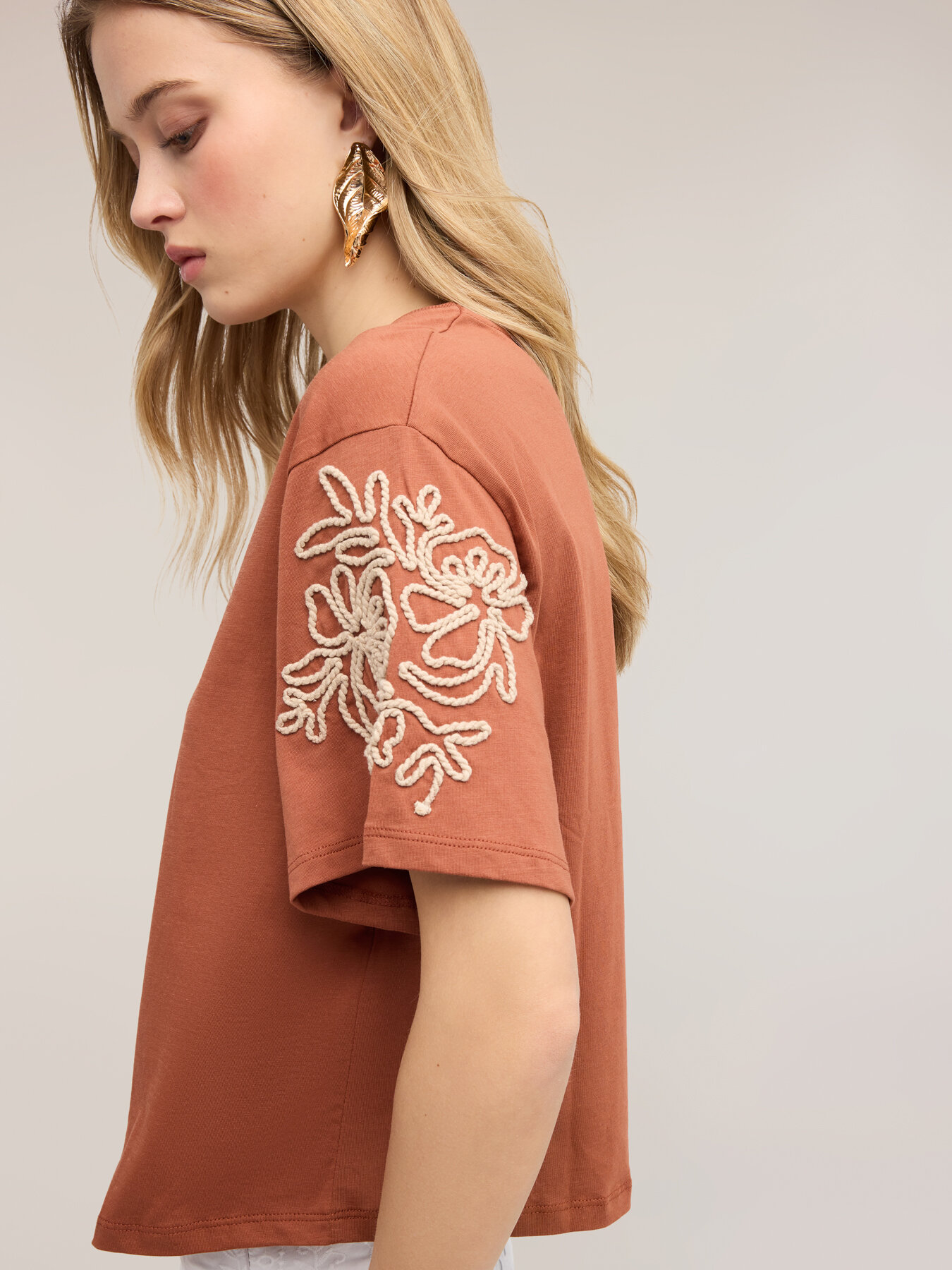 Jersey t-shirt with floral embroidery image number 0