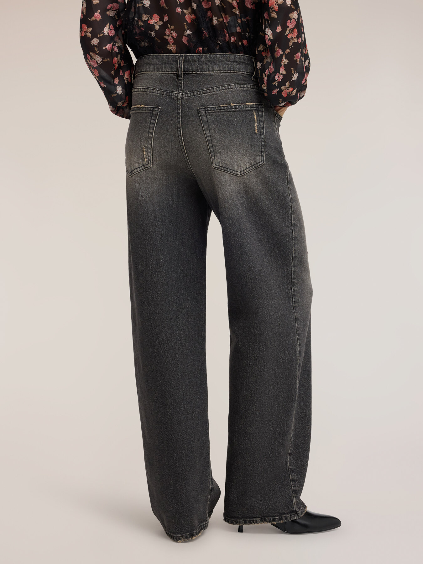 Barrel jeans in black wash denim image number 1