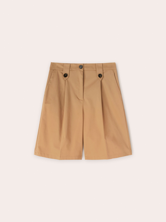 Bermuda shorts with loops and buttons