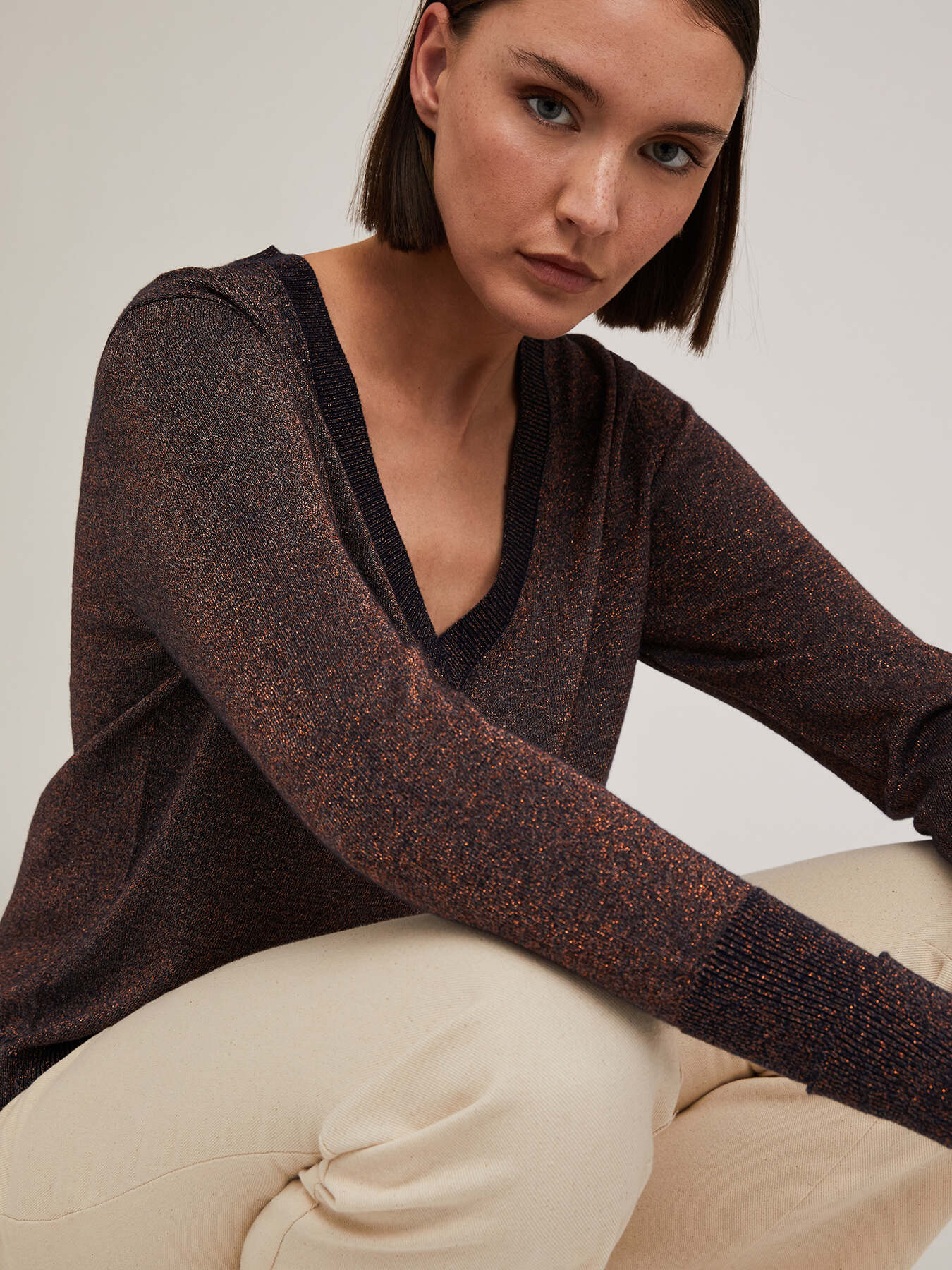 Pullover aus Lurexgemisch mit V-Ausschnitt image number 2