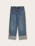 Jeans cropped con parche bordado image number 4