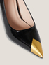 Zapatos pump con detalle de metal oro claro image number 2