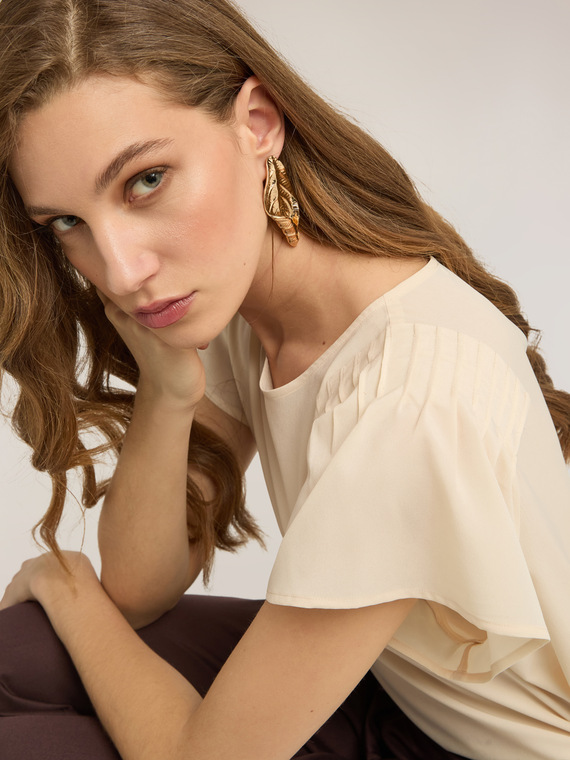 Cr&ecirc;pe de chine blouse with pleats