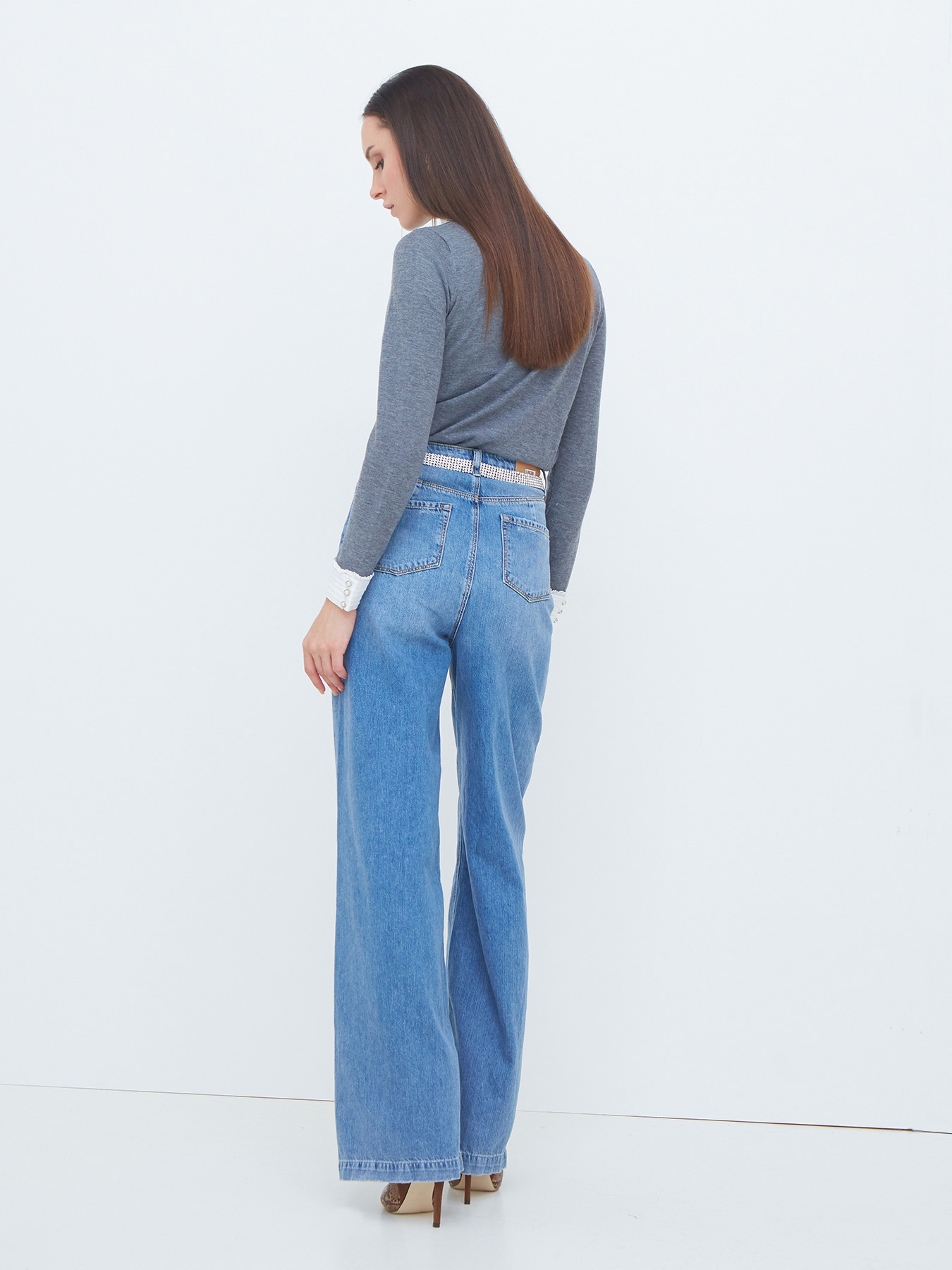 Dual-fabric sweater with pearl buttons image number 1