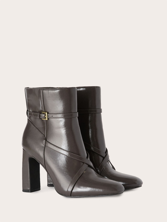 Ankle boot with straps