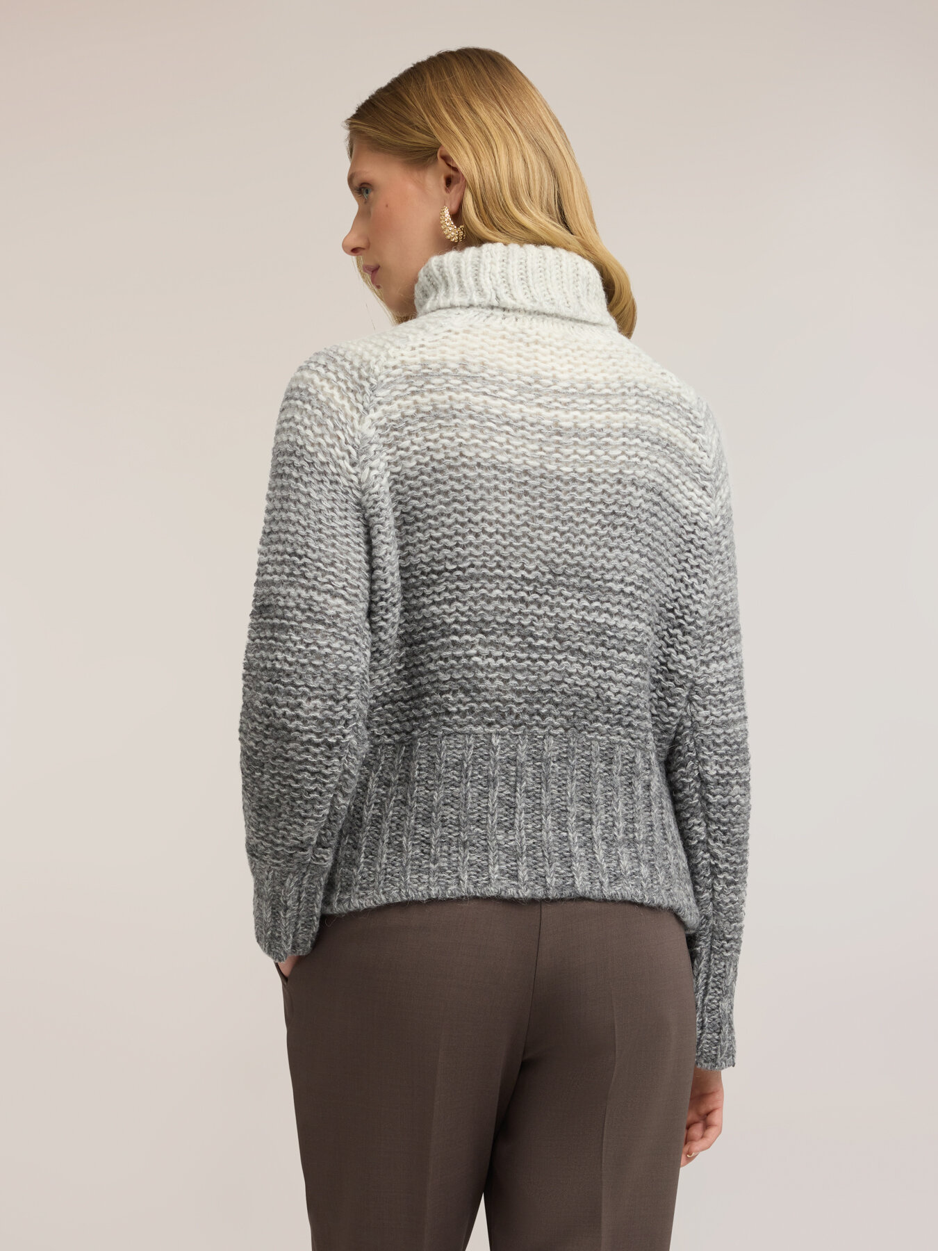 Rollkragenpullover aus Wollmischung mit Flechtmuster in D&eacute;grad&eacute;-Optik image number 1
