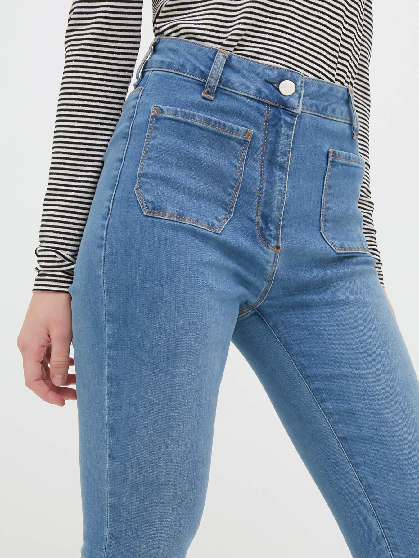 Flared jeans with pockets image number 2